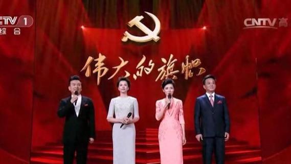 央视主持人合影暴露咖位：李修平、张泽群靠边站，她凭啥站C位？