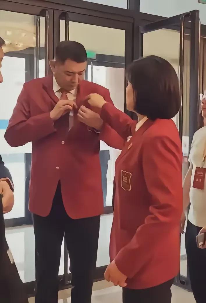 昔日恋人巩晓彬与李昕，意外在难忘的时刻重逢，仿佛是冥冥之中的注定。

这对曾