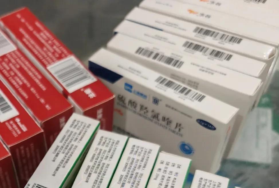最近记性不好，老是忘吃治疗类风湿性关节炎的药，所以这两天吃过饭，老公就会催我吃药