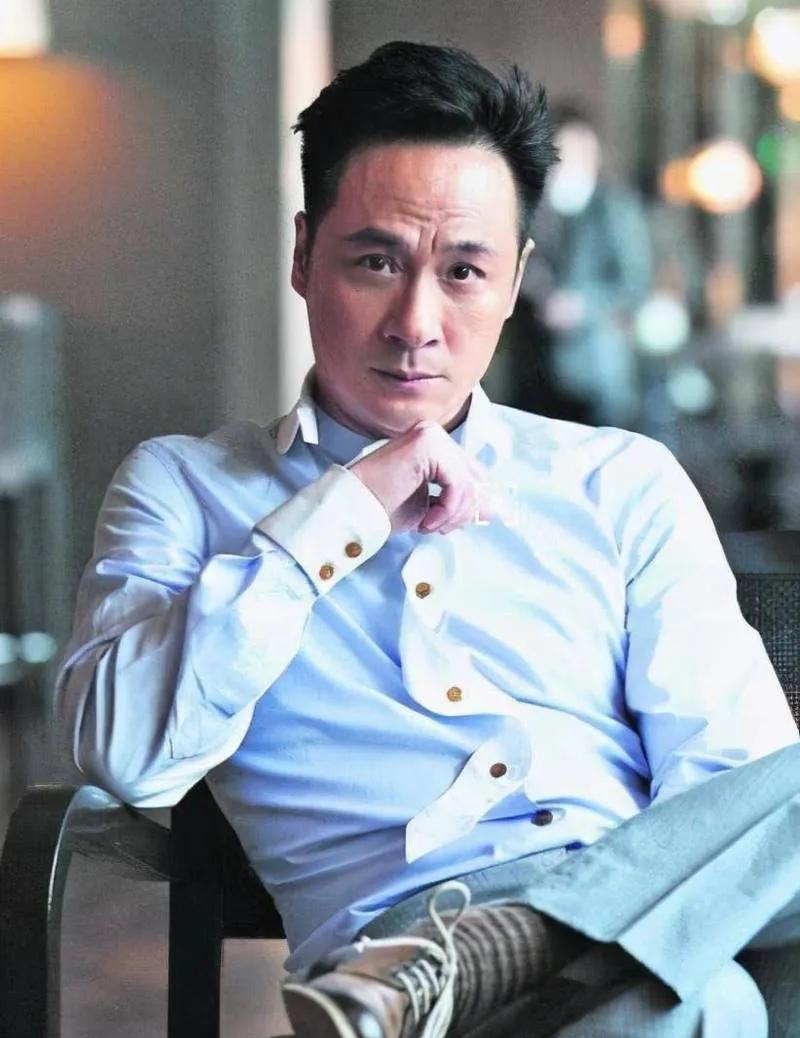 吴镇宇对丁真的欣赏虽历经波折，却也不乏亮点时刻。在综艺中，丁真初涉表演时台词重复