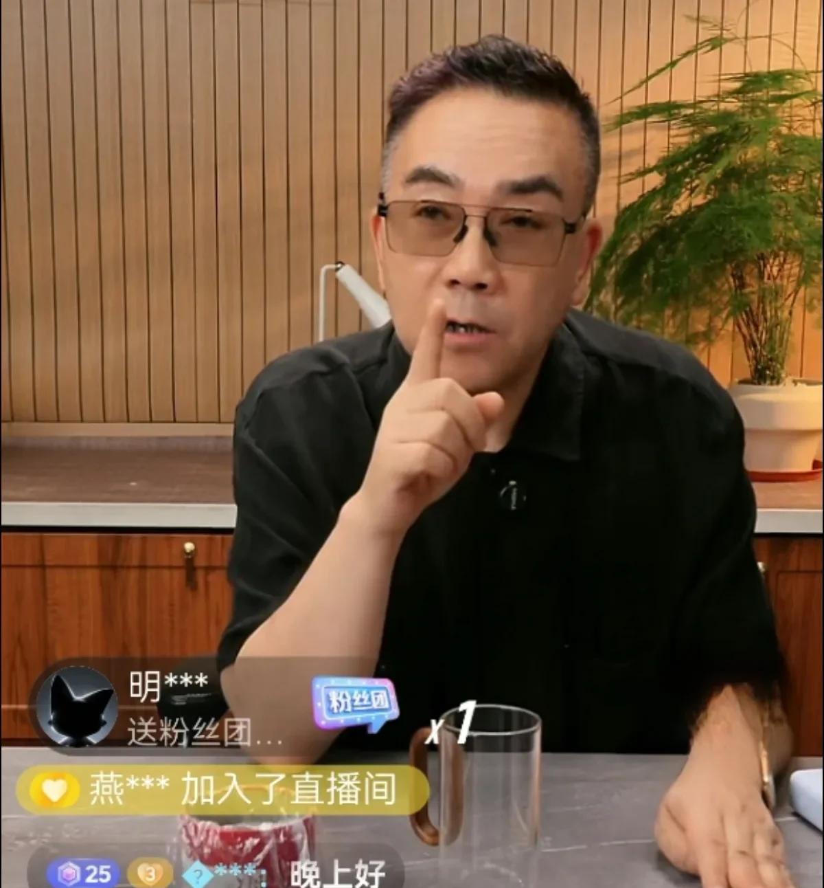 少林寺方丈释永信出事了，杨议在昨天晚上的直播中，也聊到了这件事：
“大和尚出事了