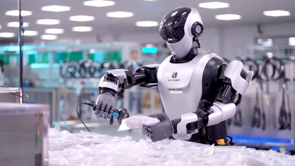 雷军称人工智能将影响传统产业：人形机器人将在小米工厂上岗