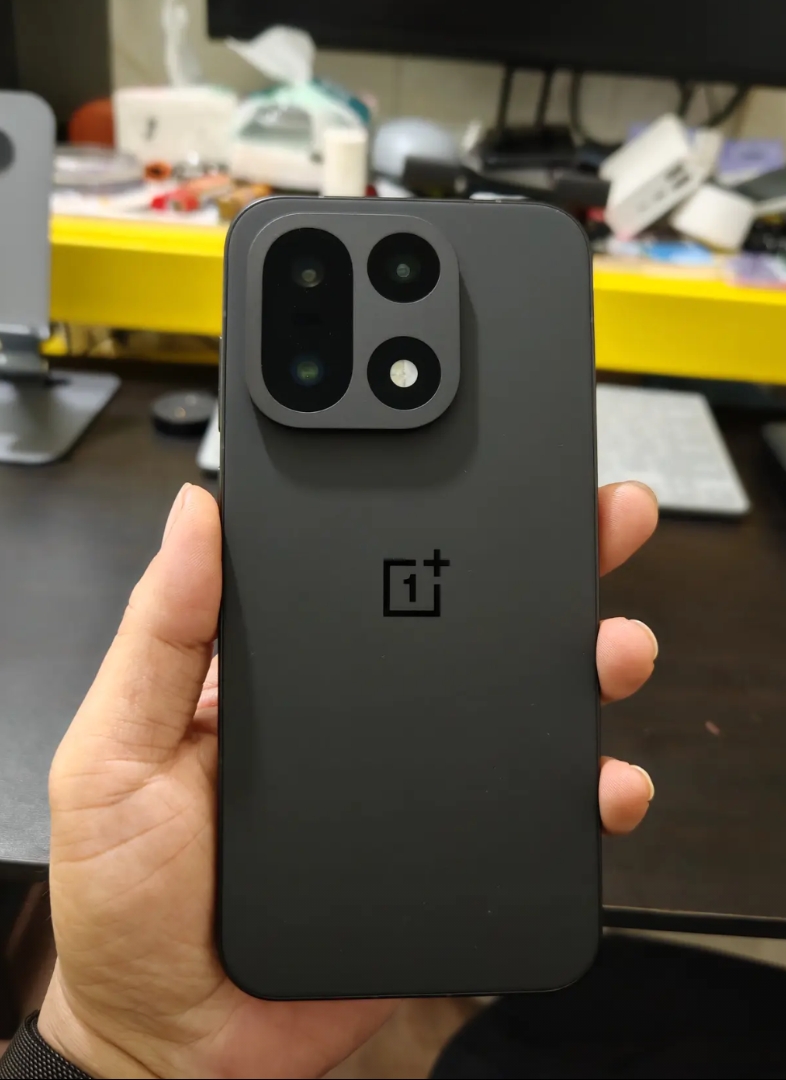 已首发购入一加15，都说配置缩水了，相机、马达等等，但上手体验感觉这块屏幕素质相