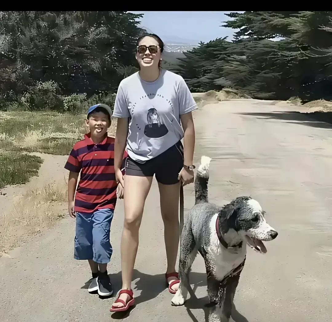 在美国，郎平那个美籍女儿白浪，竟然带着弟弟白帝出门遛狗了！郎平女儿的个子是真的很