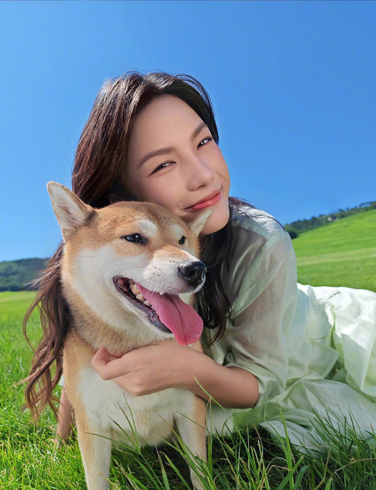 利用手机自拍的时候总是大脑袋效果吗？其实也可以改善拍摄效果的，例如荣耀Magic