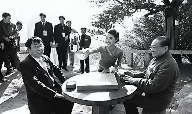 [太阳]1983年，金庸设家宴款待聂卫平。保姆上了15只大闸蟹，聂卫平狼吞虎咽吃