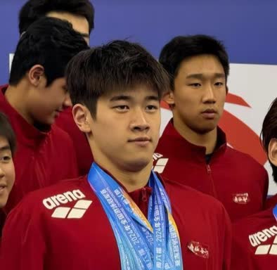今晚，34岁的孙杨将与23岁的潘展乐在男子400米自由泳决赛中上演巅峰对决，这不