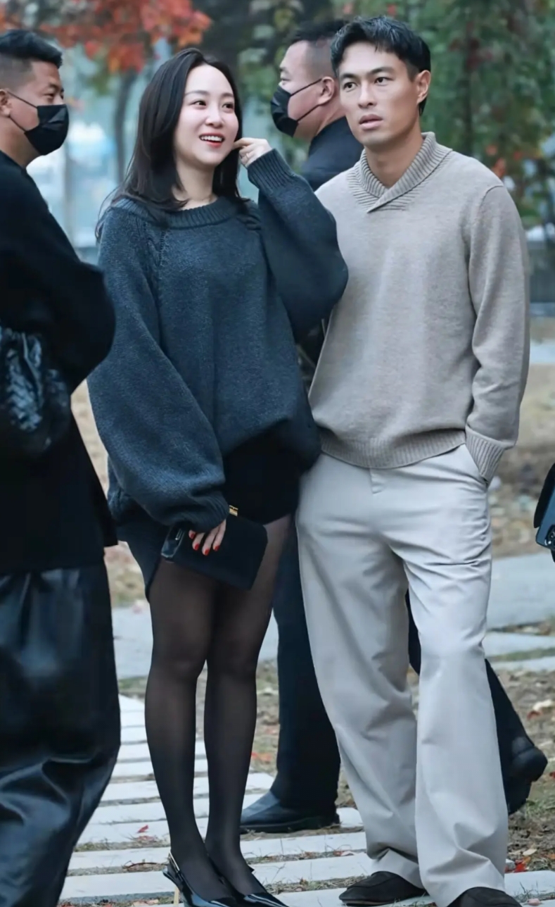 杨佑宁老婆第一眼好旺夫！好有福气！
仔细一看还有点像孔孝真！
真是气血十足，他好