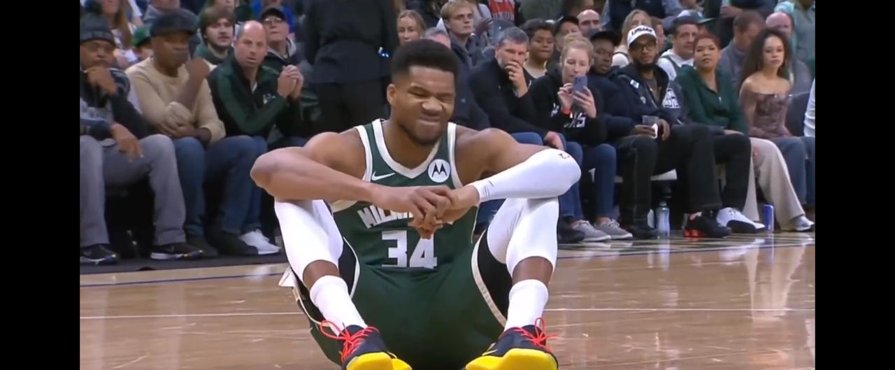 他这伤明摆着是交易前的默契保护性措施罢了！
雄鹿官方确诊右小腿拉伤，他这下是无接