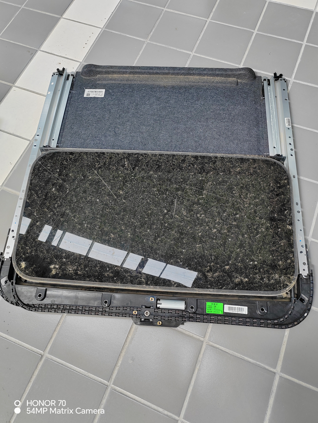 22款帝豪更换天窗总成
22款大家都知道，滑轨大部分裂纹了，厂家免费更换，前几天