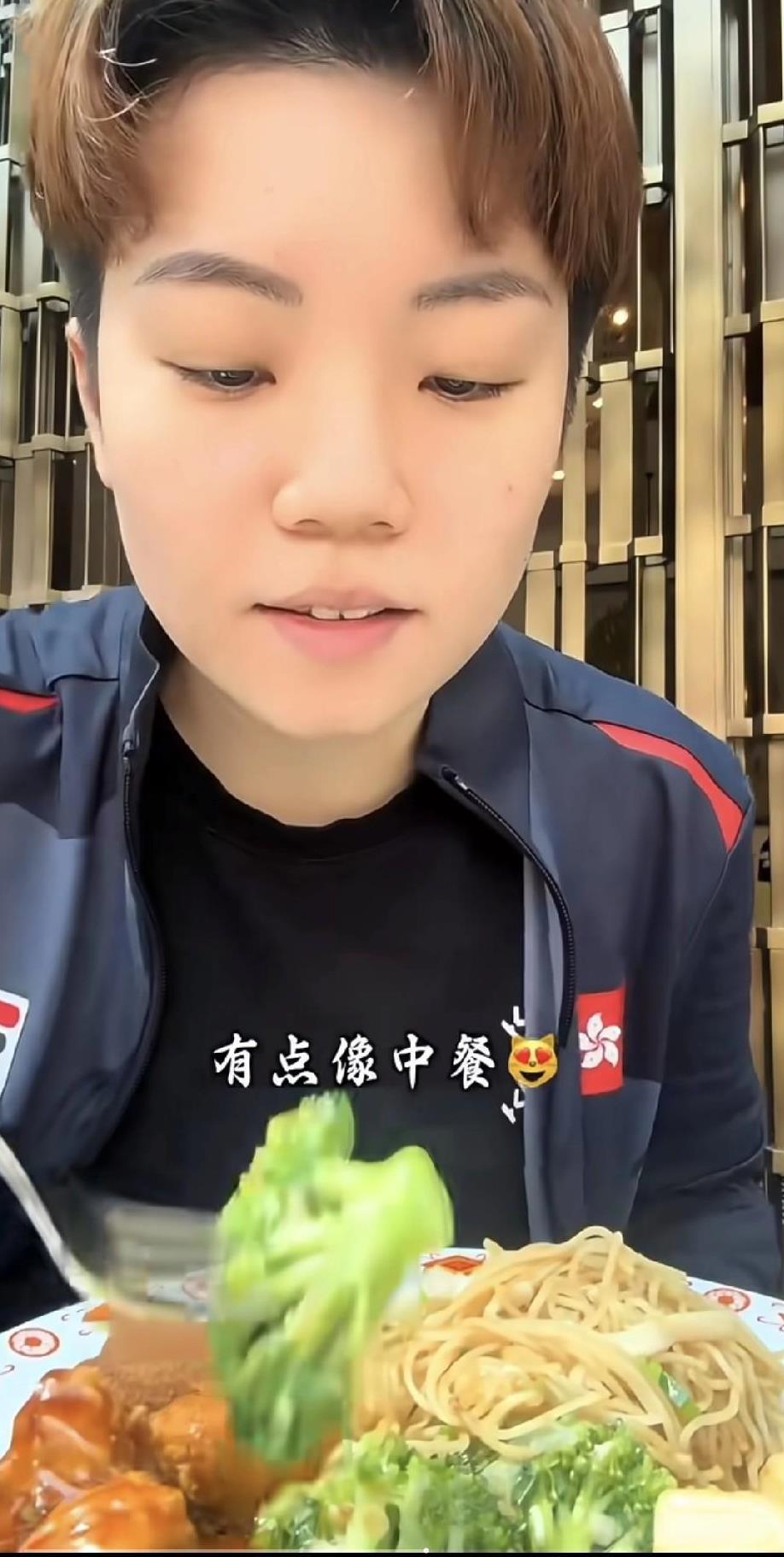 杜凯琹最宠球迷了，
在大家都在无比担心莎莎和大头时，
她分享了好消息，
公布了在