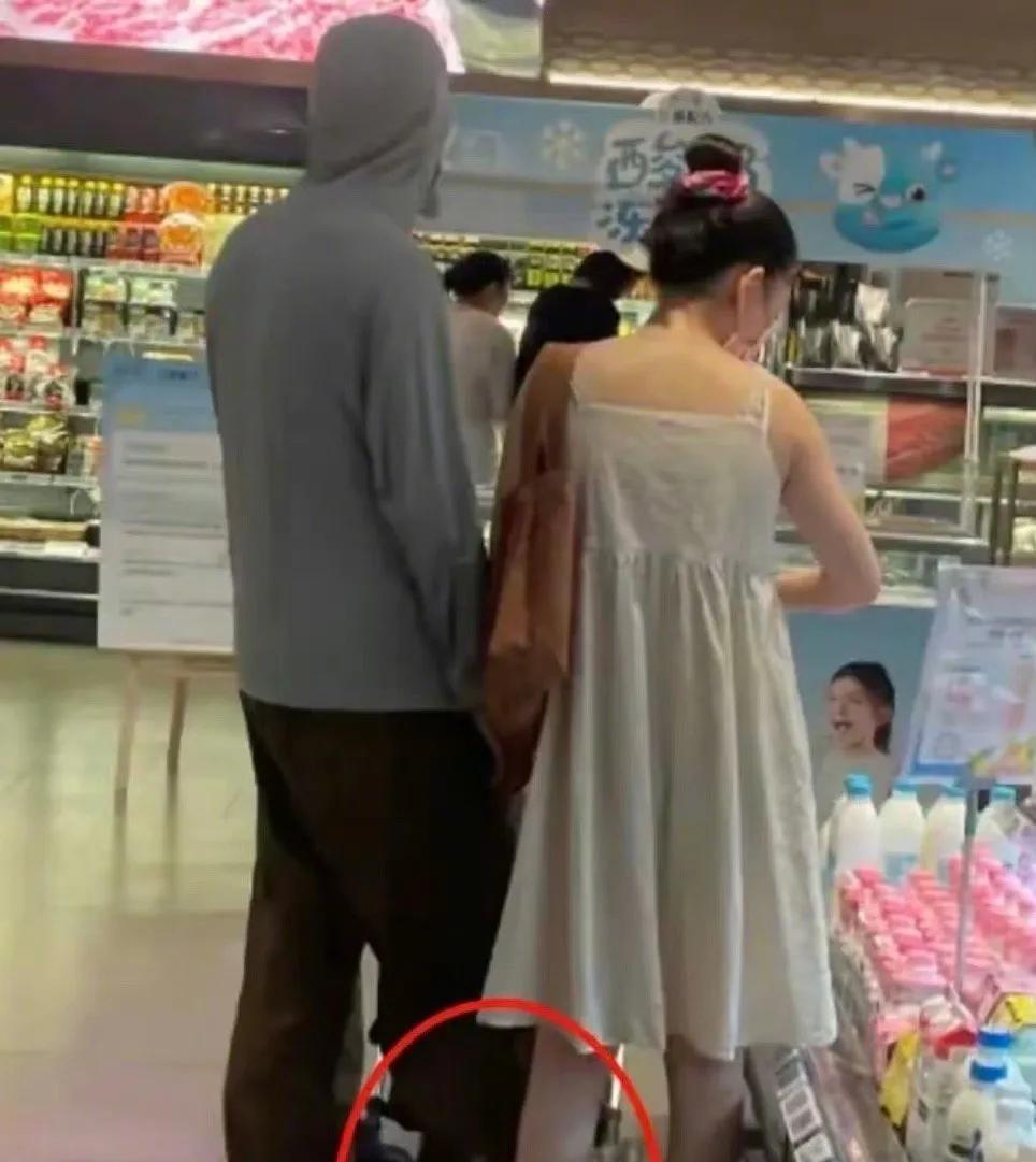 吴倩张雨剑带女儿逛超市被偶遇，小朋友坐在购物车里超可爱！两人并肩挑选商品，自然闲