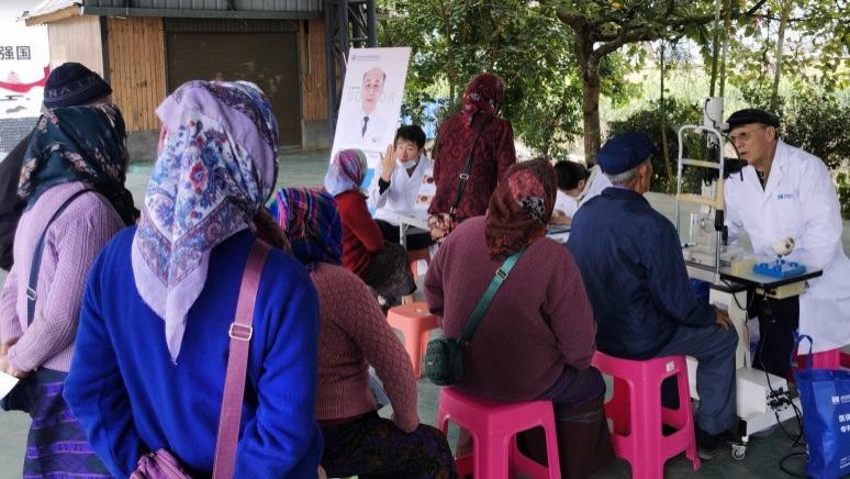 侨爱心·光明行”走进曼迈村，艾维眼科开展公益眼疾义诊