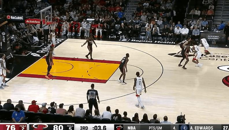 压哨三分！火箭想赢得靠格林爆发呢！
在今天NBA常规赛火箭和热火的第三节比赛中，