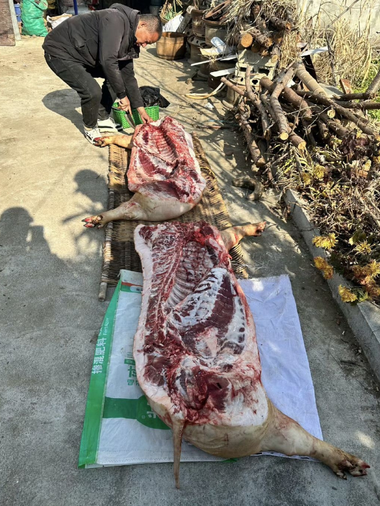 农村20一斤的杀猪肉敢不敢买？看着颜色跟超市不大对劲？


