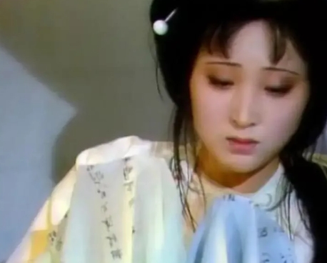 2007年，林黛玉的扮演者陈晓旭遁入空门，她老公郝彤知道后，悲痛的不得了，他在给