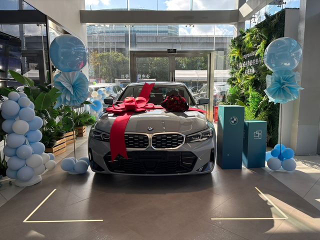 25款325Li用车一个月感受
1️⃣外观内饰：当时一眼看中了布鲁克林灰+红色内