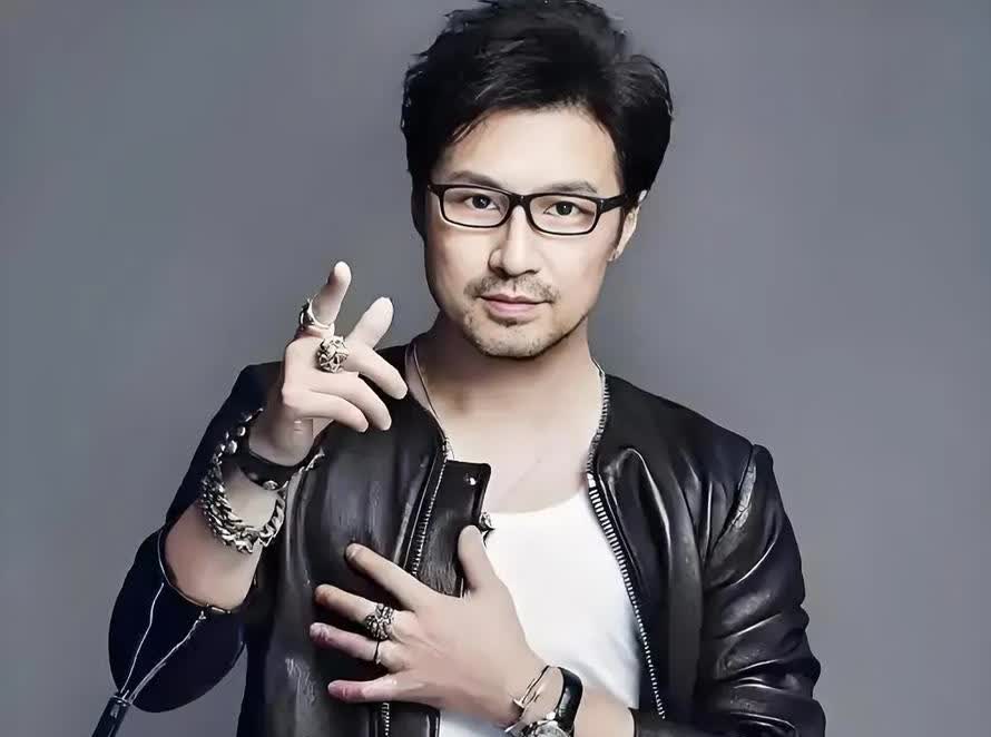 我问我老婆为什么汪峰那么受女孩子喜欢。

我老婆白了我一眼说：汪峰作为早期摇