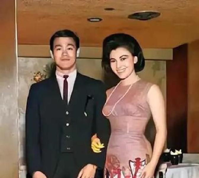你敢信吗？日后大名鼎鼎的功夫巨星李小龙，也曾有过给大明星当保镖，紧张到手都不知道