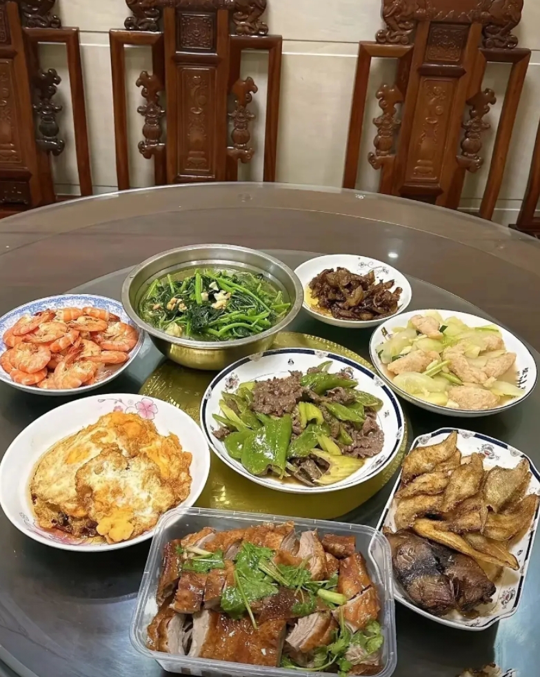 这样的饭菜，你有食欲吗？

今天晚上又是老妈下厨，她每次做饭都猛放肉。瞅瞅这一桌