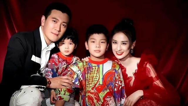 三亚偶遇黄圣依，离婚后满面红光又嫩了，与31岁奥运冠军像同龄人