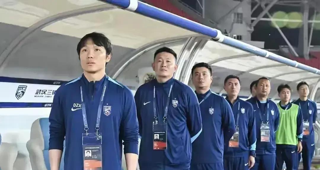 武汉三镇平北京国安队，带来的几点变化！
1，武汉三镇俱乐部选帅，按下暂停键。
邓