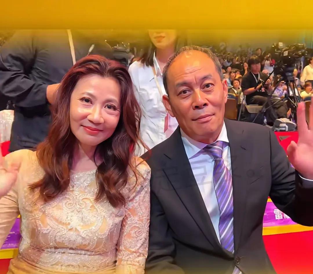 难怪如今有的年轻女孩儿都找“大叔”年龄的老公。
看张光北妻子陈炜以前多年轻啊！可