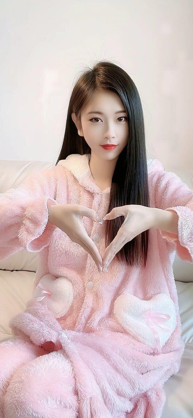 笑话：天快黑的时候，村长急匆匆地跑到妇女主任家，连门都没敲就闯了进去

妇女主任