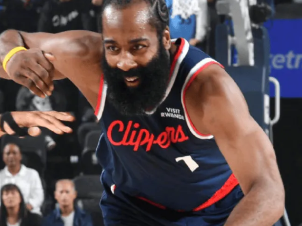 NBA常规赛，快船102-105不敌老鹰。
赛后，快船记者更新动态发文表示：“尽