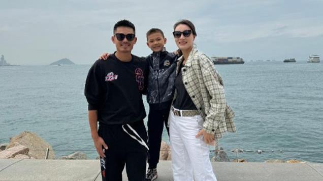 林丹老婆公开儿子西班牙学网球费用，团课每月不到5千，没选纳达