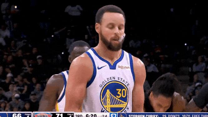 库里造犯规两罚全中，目前三节已得到30分