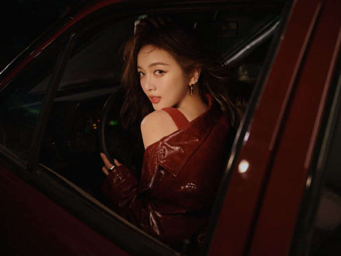 吴宣仪开年玫红皮衣裙装，热烈迷人