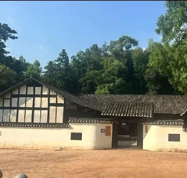 “就考了个二本大学，就到处人请人喝升学喜酒，想收红包想疯了！”
早上我出外面走了