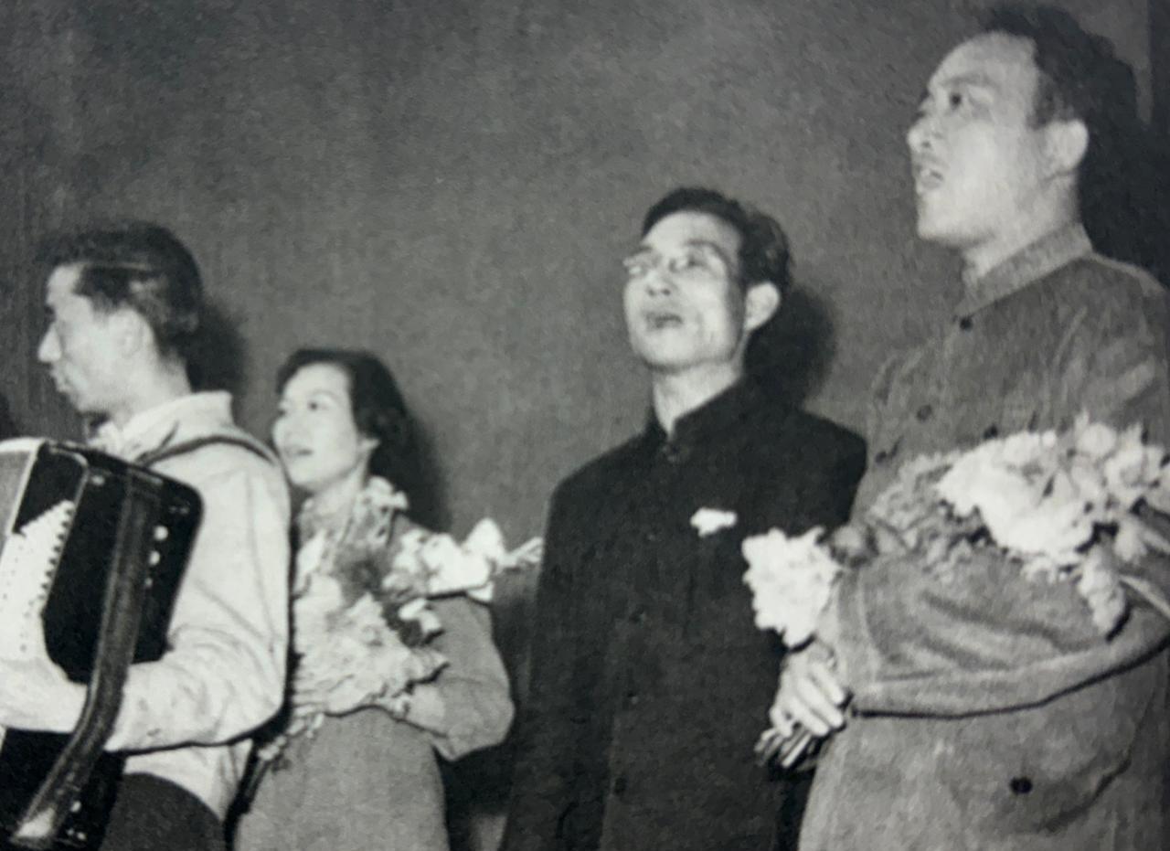 50年代电影演员在街道宣传演出，左起孙景璐、陈述、孙道临