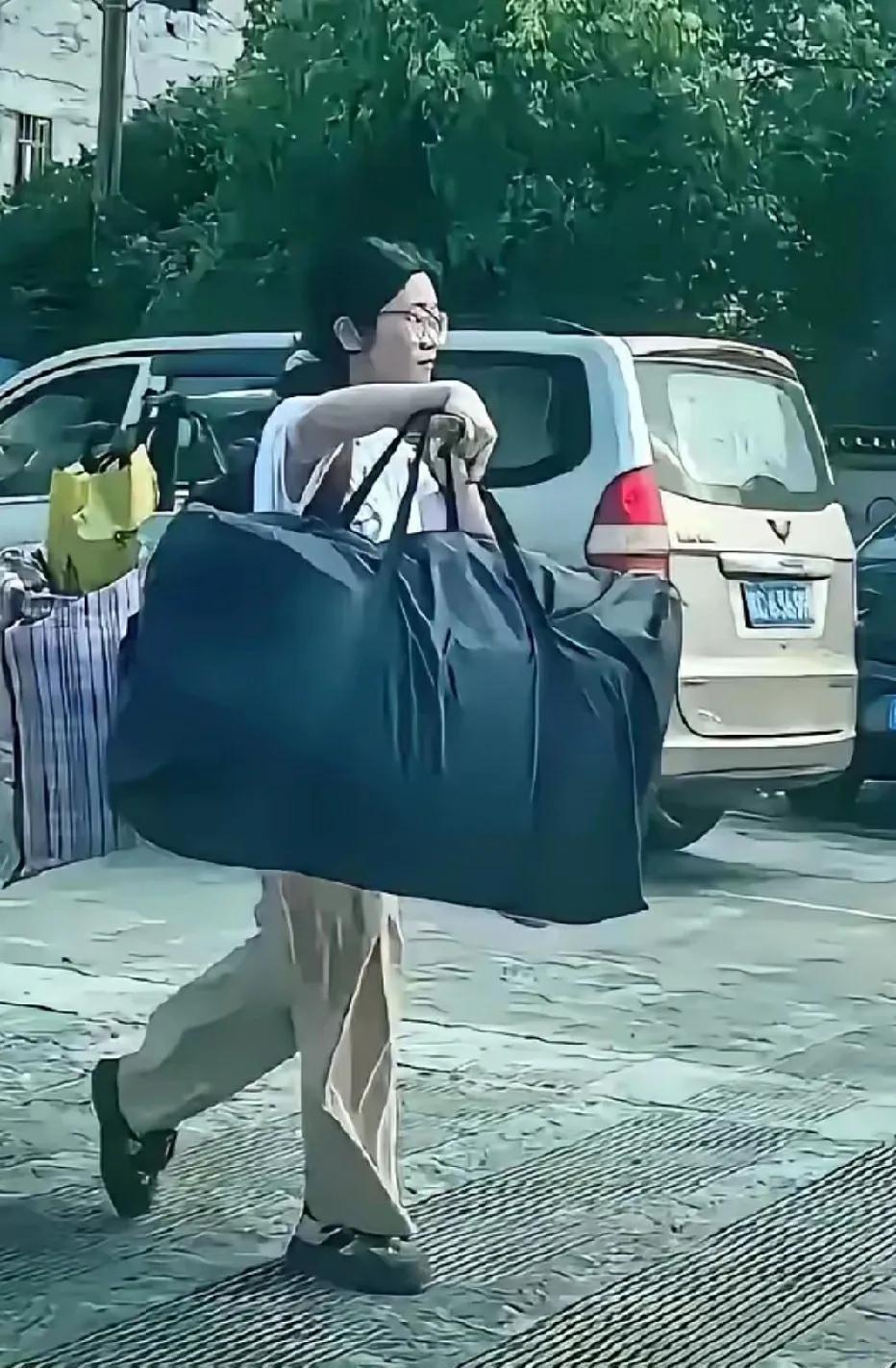 挑担女孩为何上了热门，因为现在很少见了，如果回到八、九十年代初期，学生自己背行李