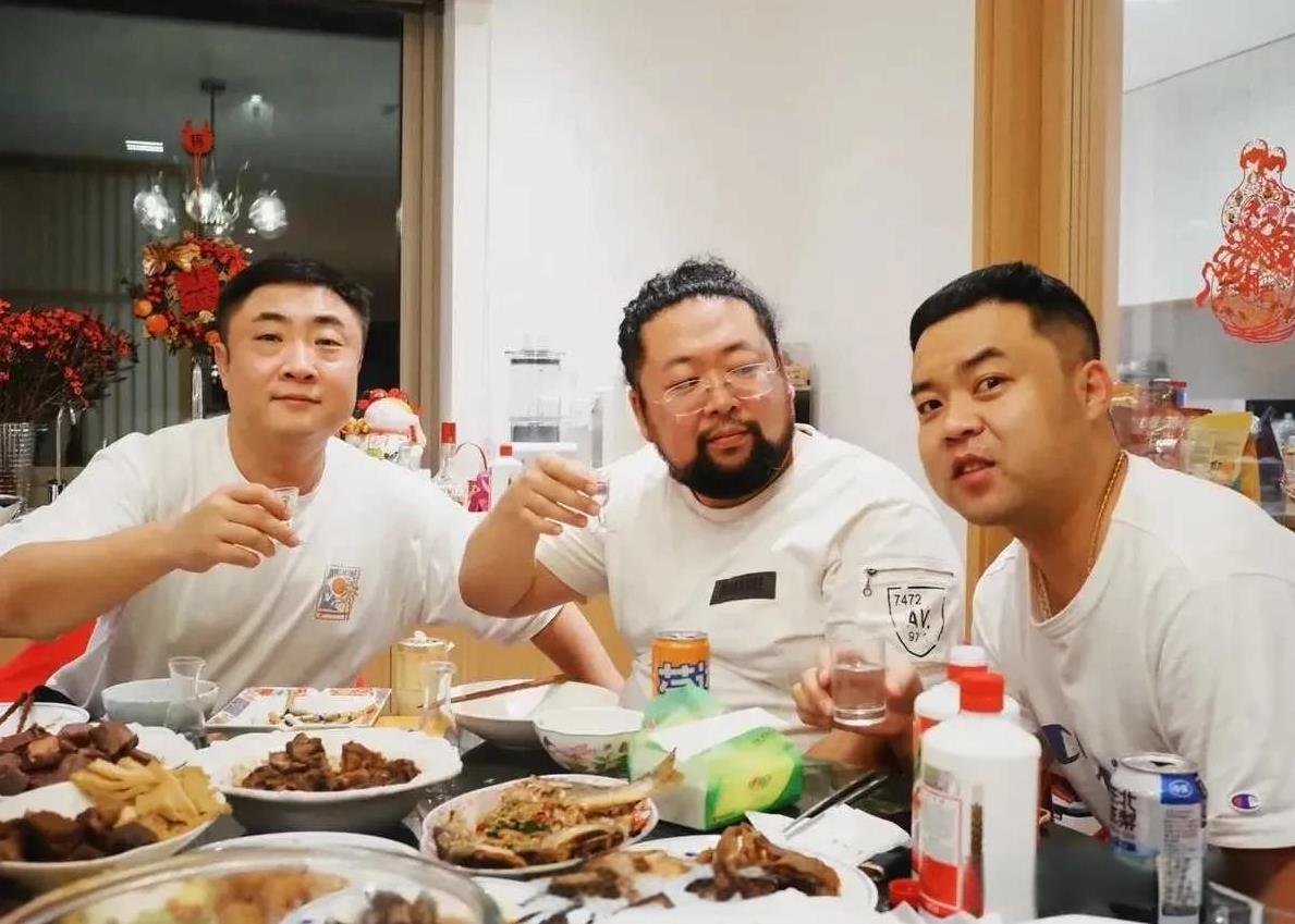 乔杉和修睿、佳佳过年聚会，这三个人在一起就好像在舞台上一样，这三个人一起离开爱笑