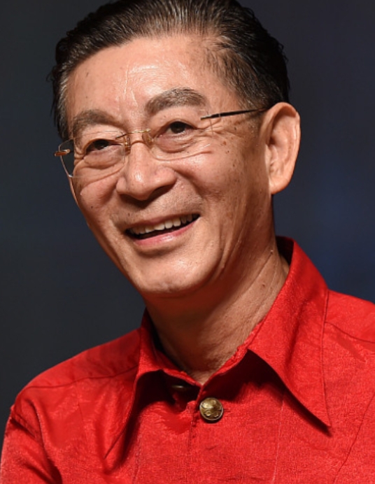 演员六小龄童说，当年西游记剧组缺钱了，我父亲还捐献了几百块，现在的剧组，现在想的