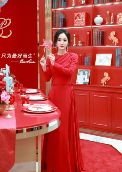 杨幂一袭红裙造型现身深圳出席品牌活动，在现场的新年布景衬托下更美了！