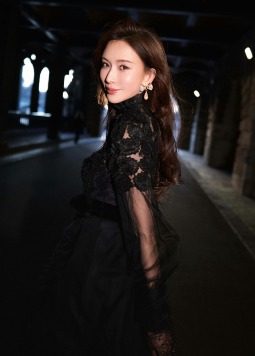 林志玲巴黎时装周造型，还是一如既往的耀眼！