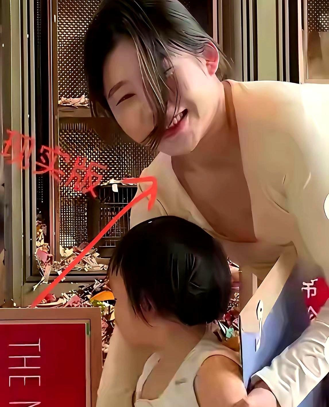 王思聪一句“不认识”，黄一鸣的“认可”瞬间碎成渣。
拉黑动作比否认更锋利，直接把