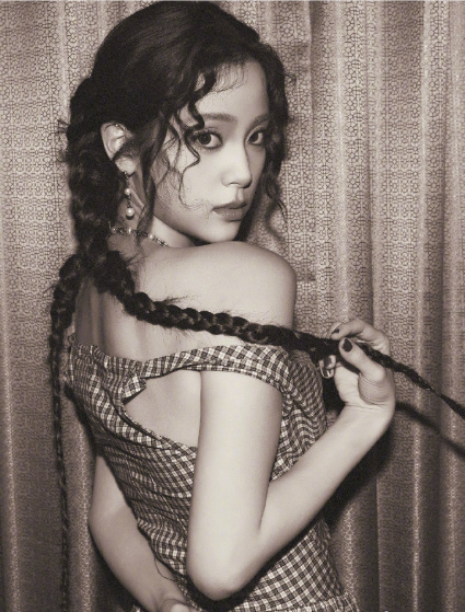 复古黑白妆造再次封神，蓬松羊毛卷衬得五官更精致，露肩设计+多层项链点缀，冷调妆容