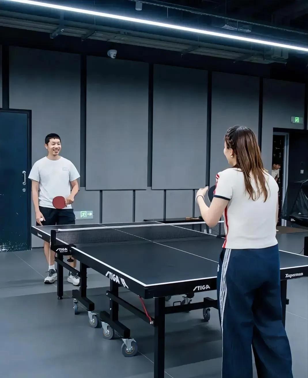 乒乓球与羽毛球的结合
许昕正在辅导黄雅琼练习乒乓球技术。