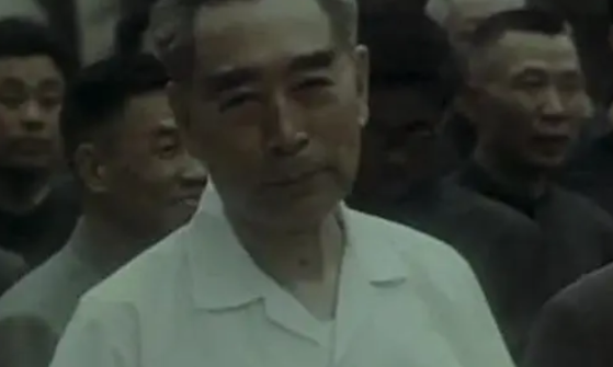 1963 年的一天，周恩来在北京三座门礼堂观看海政歌舞团的演出。

周恩来，18