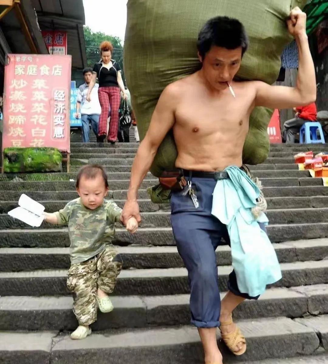 这个小孩刚刚完成高考，他腼腆地坐在镜头前，泪眼回忆了高三生活，他说，父母没说过什
