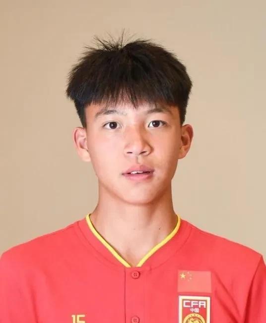 最新消息！18岁王钰栋将搭档张玉宁，出任中国国家队客场对阵印尼关键比赛的前锋。这