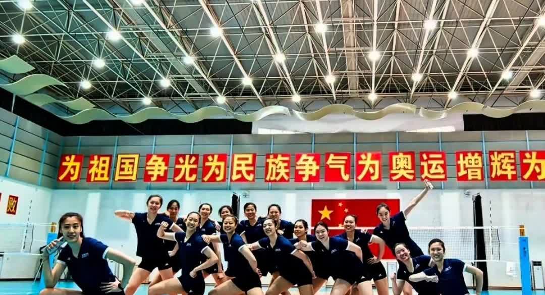中国女排今天结束集训，明天出发前往泰国
在世锦赛开赛前，中国女排与泰国女排进行