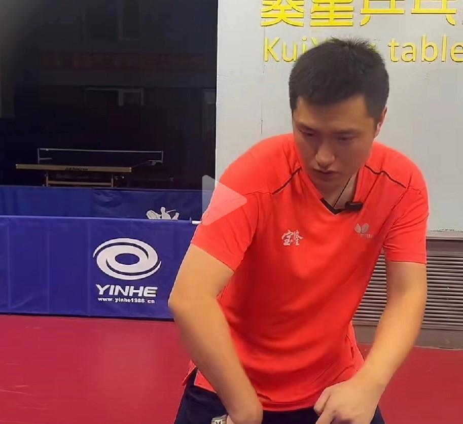反手位处理不好来球，也很被动！今晚与一位水平高的球友打乒乓球时，前面两局我赢了，