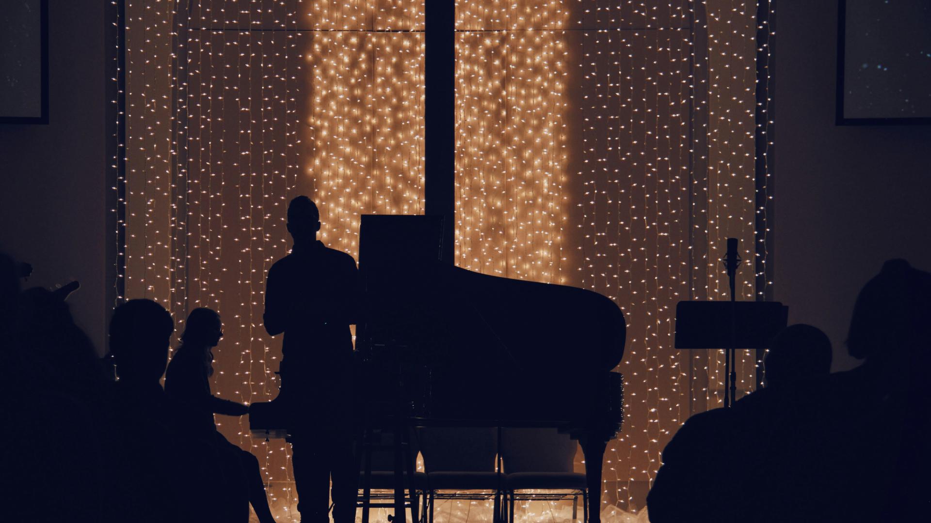 2025跨年夜“沉默区”炸场：张杰牵谢娜双人舞，一吻把脱粉风波撕成8亿热搜