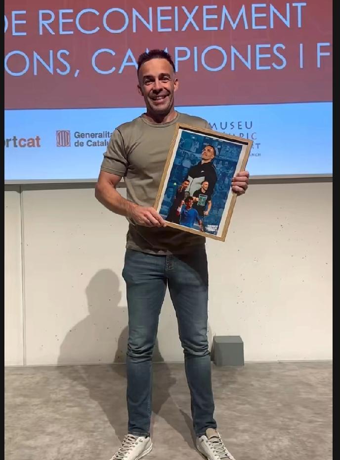 哇哦，里巴教练也是支棱起来了，竟然拿到了加泰罗尼亚网协的奖项。
作为教练、操碎了