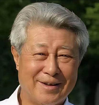 2025年，93岁高龄的王心刚，如今在中国住进了一家普通养老院，每月开销不过68